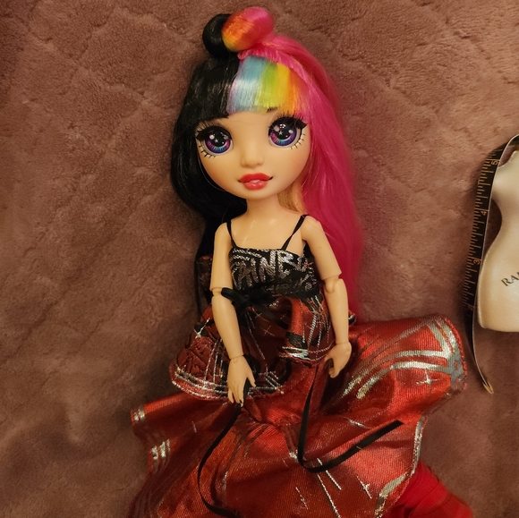 Rainbow High 2021 Jett Dawson Art of Fashion Doll w Dress, Outfit, & Accessories - Picture 4 of 13